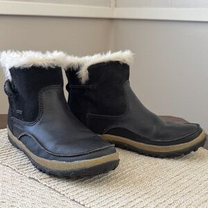 Merrell Women's size 8 Black Tremblant Pull-on Polar Waterproof boots
